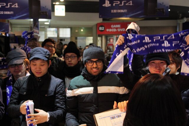 【PS4発売特集】たくさんの笑顔がここに集まりました　― 渋谷量販店でも7時から販売スタート！70人のユーザーが全員でカウントダウン