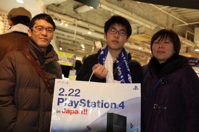 【PS4発売特集】たくさんの笑顔がここに集まりました　― 渋谷量販店でも7時から販売スタート！70人のユーザーが全員でカウントダウン