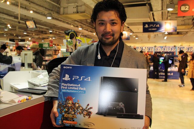 【PS4発売特集】たくさんの笑顔がここに集まりました　― 渋谷量販店でも7時から販売スタート！70人のユーザーが全員でカウントダウン