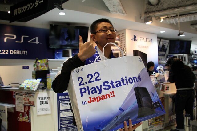 【PS4発売特集】たくさんの笑顔がここに集まりました　― 渋谷量販店でも7時から販売スタート！70人のユーザーが全員でカウントダウン