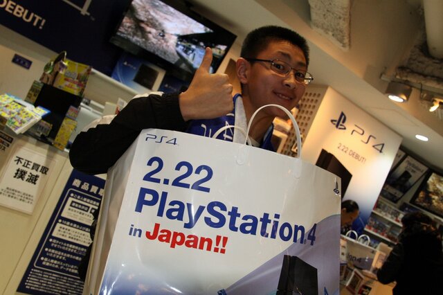 【PS4発売特集】たくさんの笑顔がここに集まりました　― 渋谷量販店でも7時から販売スタート！70人のユーザーが全員でカウントダウン