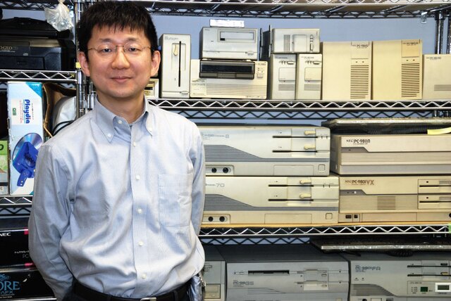 小高近影。いまだ保存してある多数のPC-9800の前で