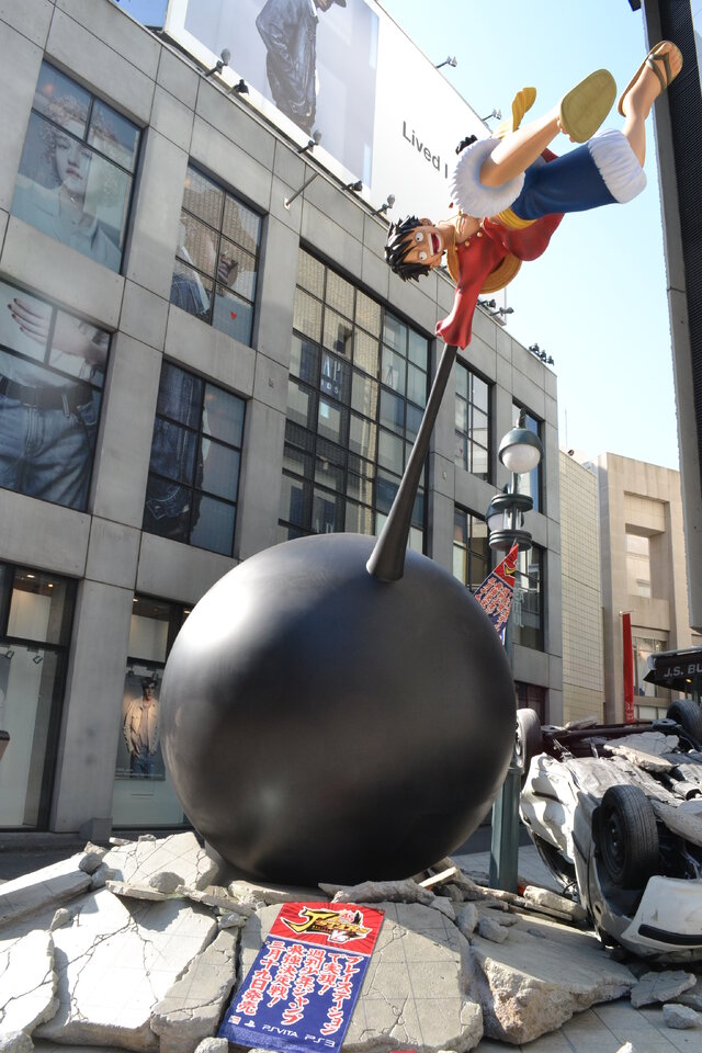 『Jスターズ ビクトリーバーサス』悟空 vs ルフィの迫力シーンを再現した巨大フィギュアが渋谷PARCO公園通り広場に登場