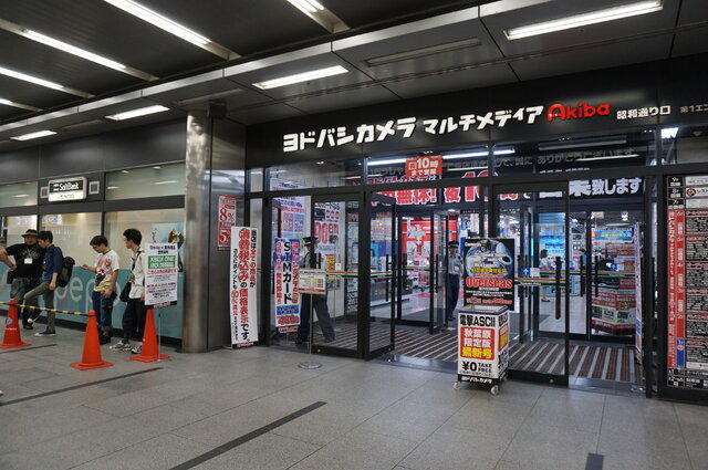 【Xbox One発売】発売当日をフォトレポート、開店前の秋葉原ヨドバシカメラに並ぶファン