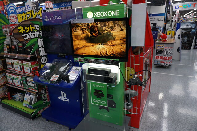 【Xbox One発売】発売当日をフォトレポート、開店前の秋葉原ヨドバシカメラに並ぶファン