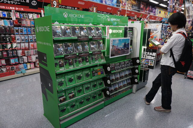 【Xbox One発売】発売当日をフォトレポート、開店前の秋葉原ヨドバシカメラに並ぶファン