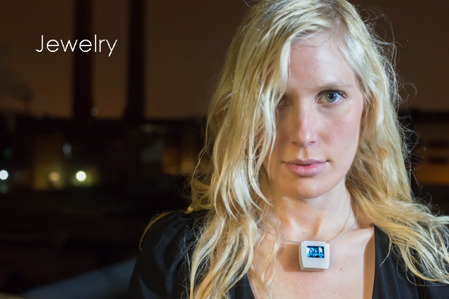 親指サイズ(25.8mm×25.0mm)の極小ディスプレイ「TinyScreen」は、ゲームもプレイ可能