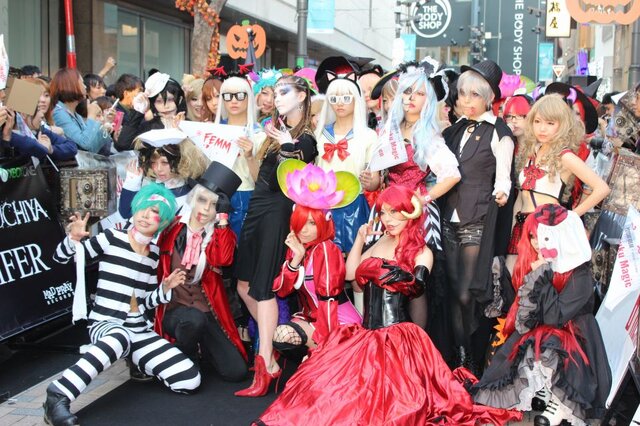 「サイコブレイク × 土屋アンナ」ハロウィンイベント、仮装パレードやミニライブで新宿は異様な雰囲気に