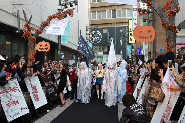 「サイコブレイク × 土屋アンナ」ハロウィンイベント、仮装パレードやミニライブで新宿は異様な雰囲気に