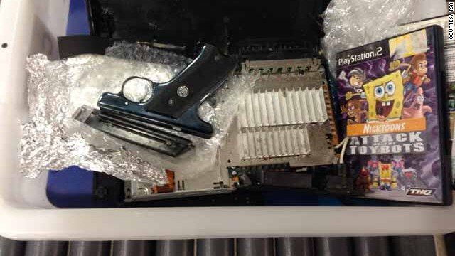 PS2の中に銃を隠して密輸しようとした男、NYの空港で捕まる