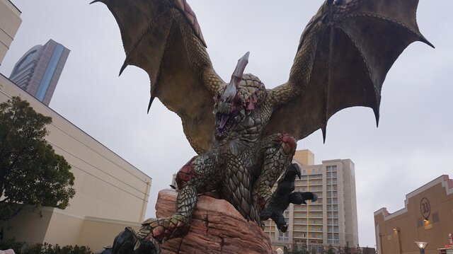 USJ「モンスターハンター・ザ・リアル 2015」で等身大「ジンオウガ」が咆哮！超帯電状態も徹底再現