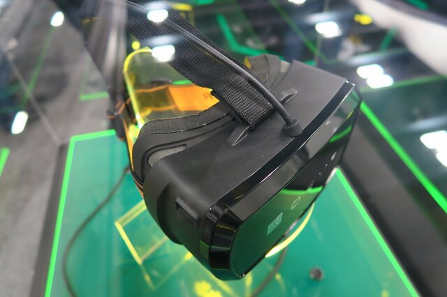 上部から。Oculus Riftに似たフォーム