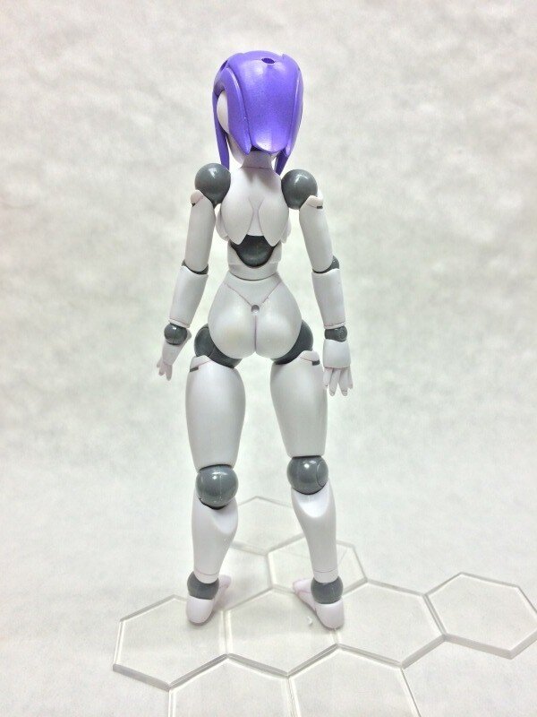 【日々気まぐレポ】第92回 ロボット新人類「ポリニアン」初の塗装済完成品、クローバちゃんで遊んでみた