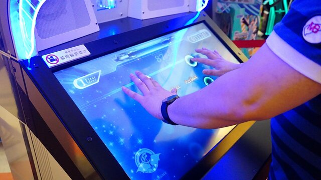 【レポート】これが「立体音響」か！AC『CYTUS Ω』筐体と新要素がお披露目 ― ロケテ初日