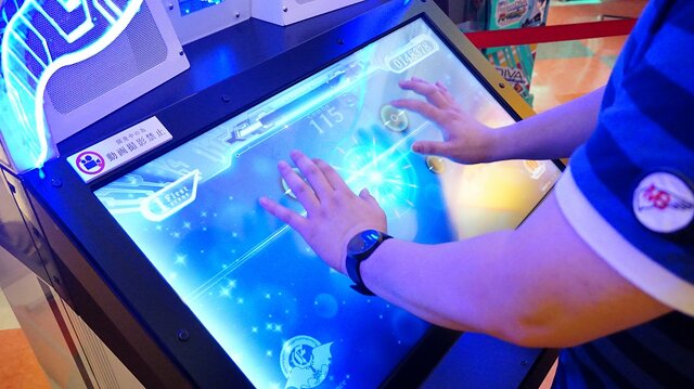 【レポート】これが「立体音響」か！AC『CYTUS Ω』筐体と新要素がお披露目 ― ロケテ初日