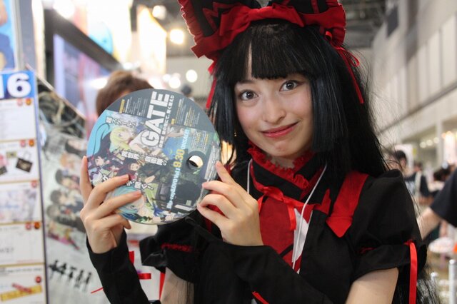 【コミケ88】企業ブースも頑張ってます！どどーんっと大放出 ー コンパニオン写真集2015