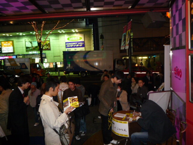 Wii『428』発売記念！総監督イシイジロウ氏のサイン会が渋谷GIGOで開催！シークレットライブも！
