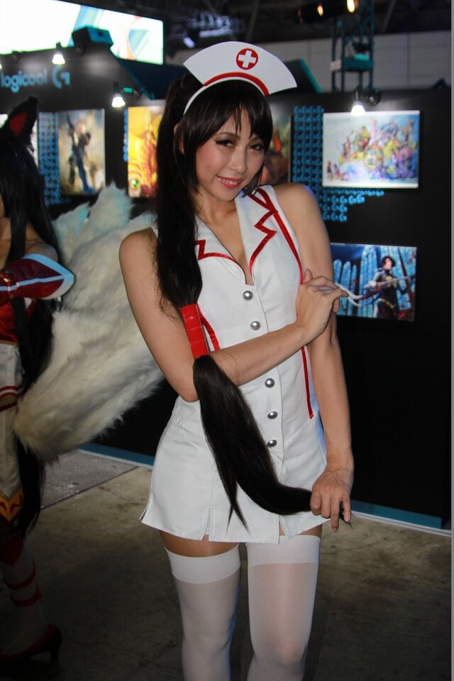 【TGS2015】熱気あふれる一般公開日初日、熱さを吹き飛ばしてくれる美女たちを紹介