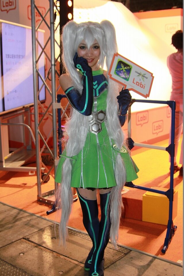 【TGS2015】熱気あふれる一般公開日初日、熱さを吹き飛ばしてくれる美女たちを紹介