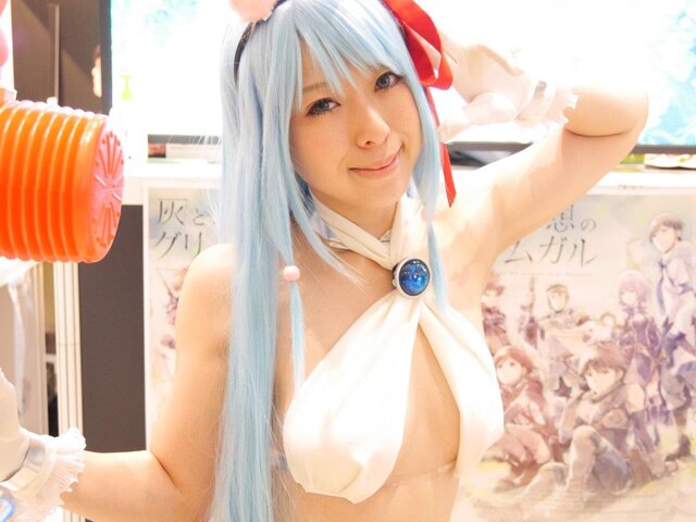 【レポート】「コミケ89」企業ブースのコスプレイヤー写真を一挙130枚！胸元の空いたコスプレイヤーも