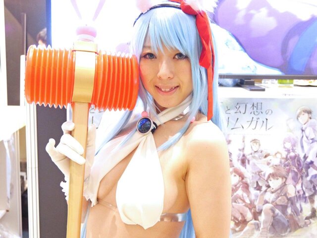 【レポート】「コミケ89」企業ブースのコスプレイヤー写真を一挙130枚！胸元の空いたコスプレイヤーも
