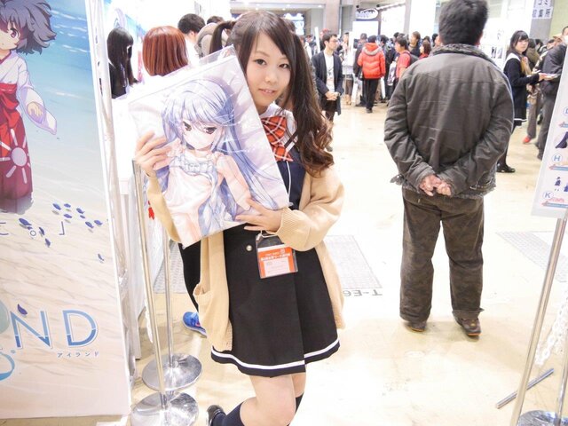 【レポート】「コミケ89」企業ブースのコスプレイヤー写真を一挙130枚！胸元の空いたコスプレイヤーも