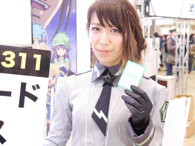 【レポート】「コミケ89」企業ブースのコスプレイヤー写真を一挙130枚！胸元の空いたコスプレイヤーも