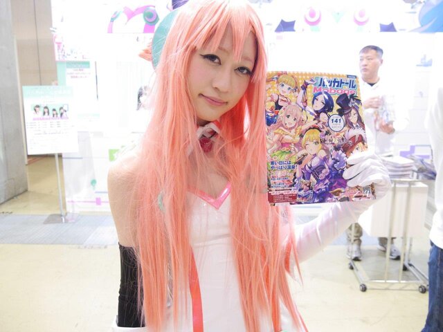 【レポート】「コミケ89」企業ブースのコスプレイヤー写真を一挙130枚！胸元の空いたコスプレイヤーも