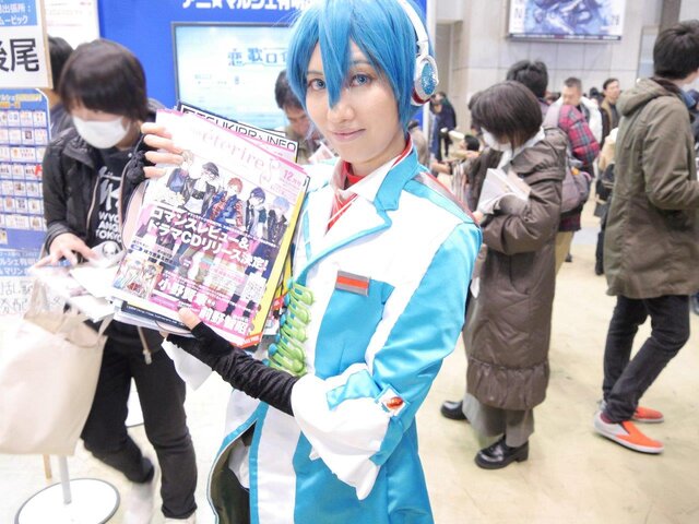 【レポート】「コミケ89」企業ブースのコスプレイヤー写真を一挙130枚！胸元の空いたコスプレイヤーも