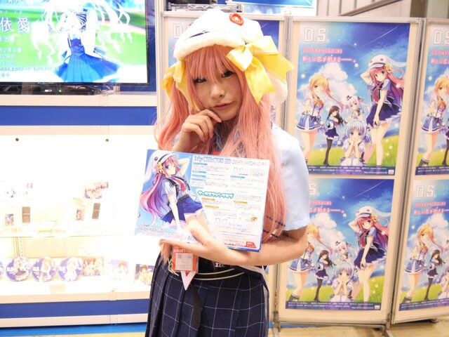 【レポート】「コミケ89」企業ブースのコスプレイヤー写真を一挙130枚！胸元の空いたコスプレイヤーも