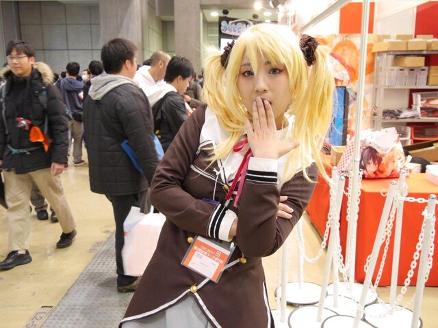 【レポート】「コミケ89」企業ブースのコスプレイヤー写真を一挙130枚！胸元の空いたコスプレイヤーも