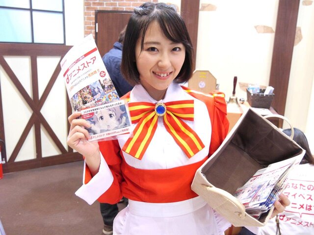 【レポート】「コミケ89」企業ブースのコスプレイヤー写真を一挙130枚！胸元の空いたコスプレイヤーも