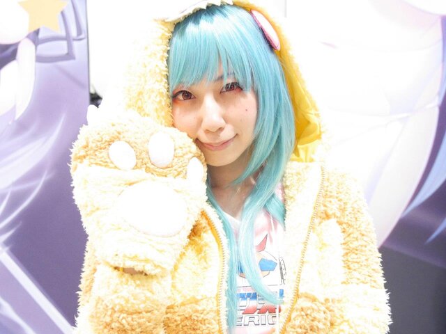 【レポート】「コミケ89」企業ブースのコスプレイヤー写真を一挙130枚！胸元の空いたコスプレイヤーも