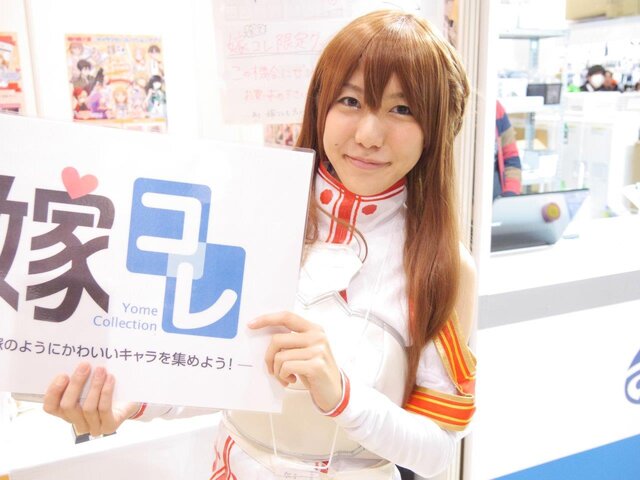 【レポート】「コミケ89」企業ブースのコスプレイヤー写真を一挙130枚！胸元の空いたコスプレイヤーも