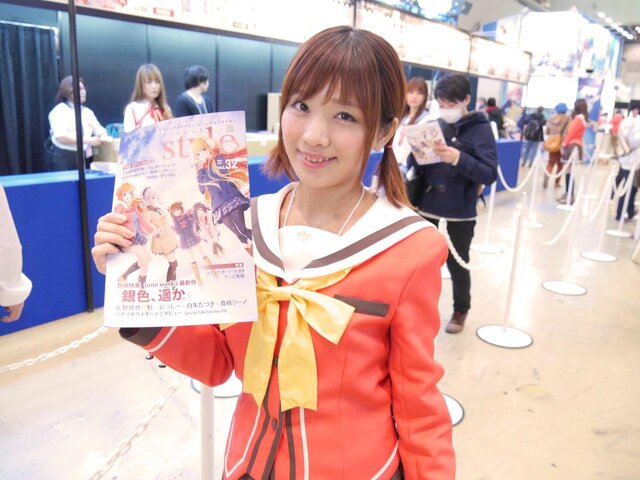 【レポート】「コミケ89」企業ブースのコスプレイヤー写真を一挙130枚！胸元の空いたコスプレイヤーも