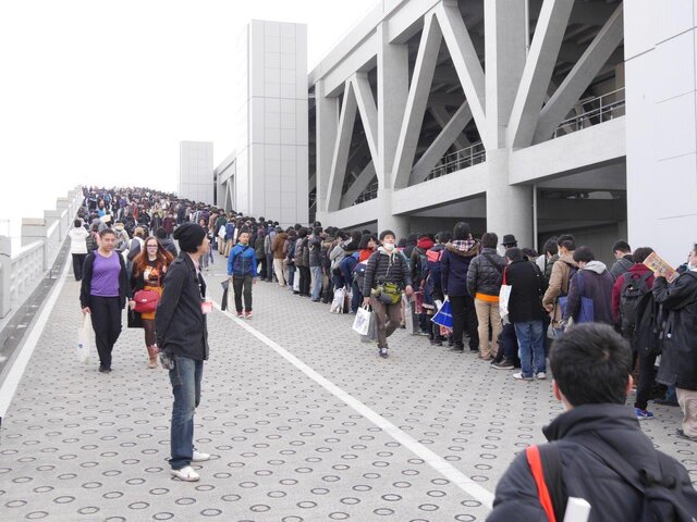 グッズの無料配布を行っていたニトロブースでは、数百人規模の長蛇の列が（12月31日14:00撮影）