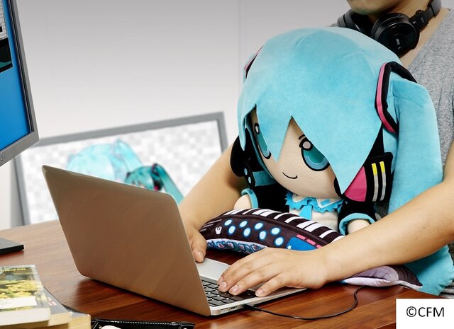 「初音ミク」ぬいぐるみ型クッションが登場、アームレストはリバーシブル仕様