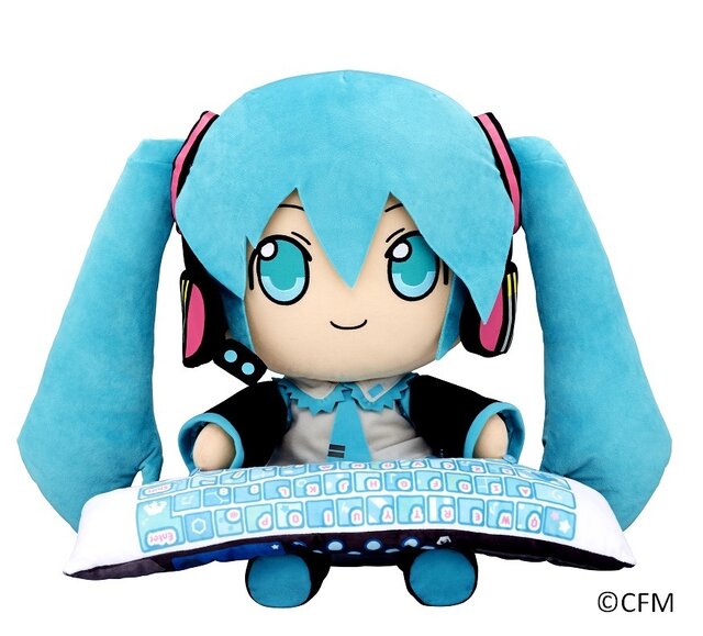 「初音ミク」ぬいぐるみ型クッションが登場、アームレストはリバーシブル仕様