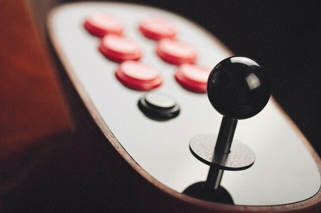 謎の木目調アーケード筐体「8Bitdo Desktop Arcade Joy Stick」があまりにも美しい