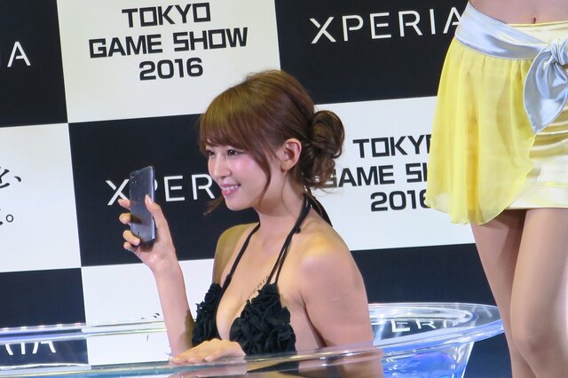 【TGS2016】お風呂じゃないです、プールです。Xperiaの美女が防水をアピール