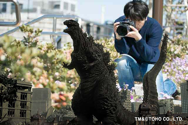 「シン・ゴジラ」がデジタルカメラに！ ダイナミックフォトで映画のシーンや“会議名称”と合成