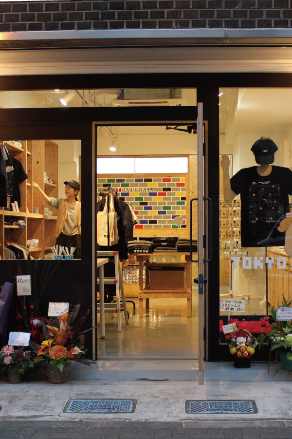 8bitアパレルショップの旗艦店が東京・蔵前に、「パックマンTシャツ」やドット絵風ブローチなどが登場