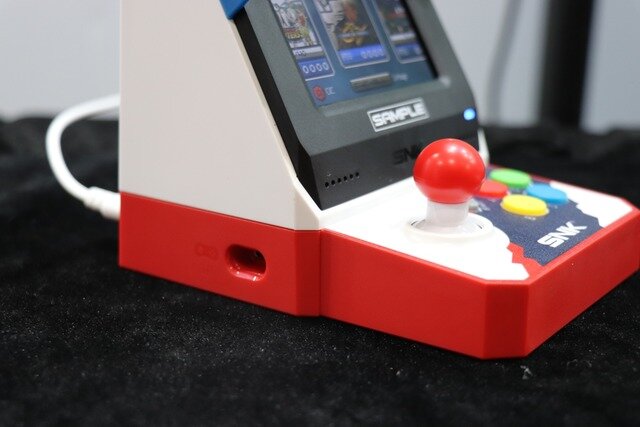 会場で「NEOGEO mini」を発見！気になるサイズや操作性をチェック【E3 2018】