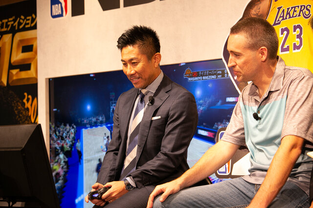 『NBA 2K19』発売記念PRイベントを元サッカー日本代表の前園氏がバスケットボールケーキでお祝い！