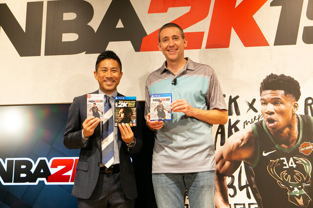 『NBA 2K19』発売記念PRイベントを元サッカー日本代表の前園氏がバスケットボールケーキでお祝い！