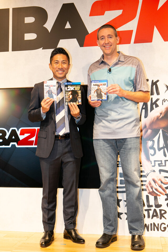 『NBA 2K19』発売記念PRイベントを元サッカー日本代表の前園氏がバスケットボールケーキでお祝い！