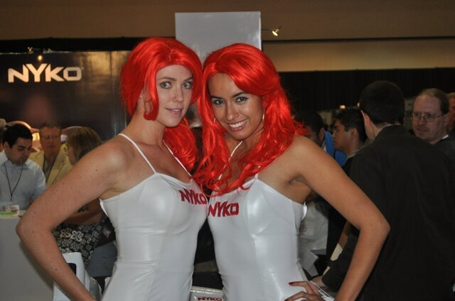 【E3 2009】ヘンテコ周辺機器メーカー巡り(1) 赤い髪&デカいリモコンがお迎え Nyko