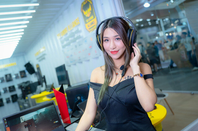 【COMPUTEX 2019】創立30周年のASUSがゲーミングPCブランド「ROG」と合わせて2ブース出展！台湾美女コンパニオンが眩しい【写真70枚】