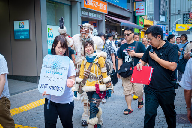 『モンスターハンターワールド：アイスボーン』狩猟解禁！渋谷に現れた受付嬢の笑顔にさっそく狩られた【写真38枚】